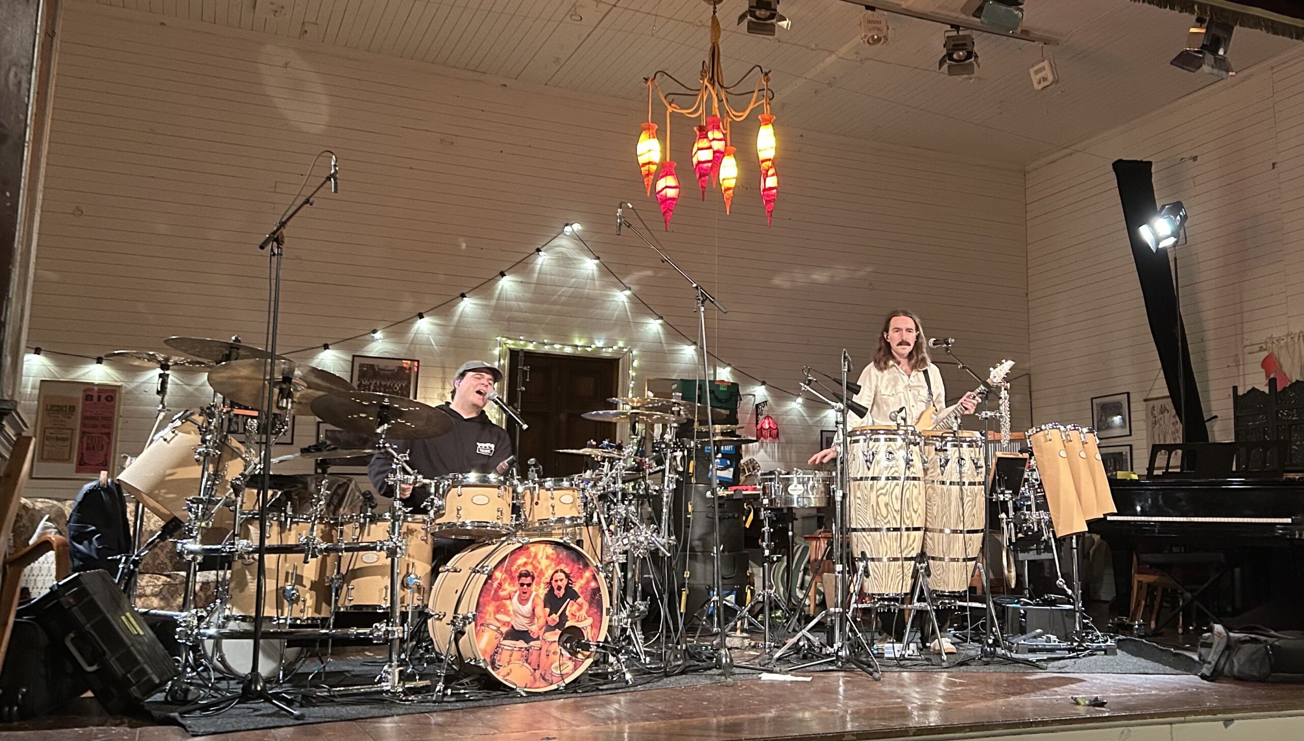 Noa och Axel på scenen.